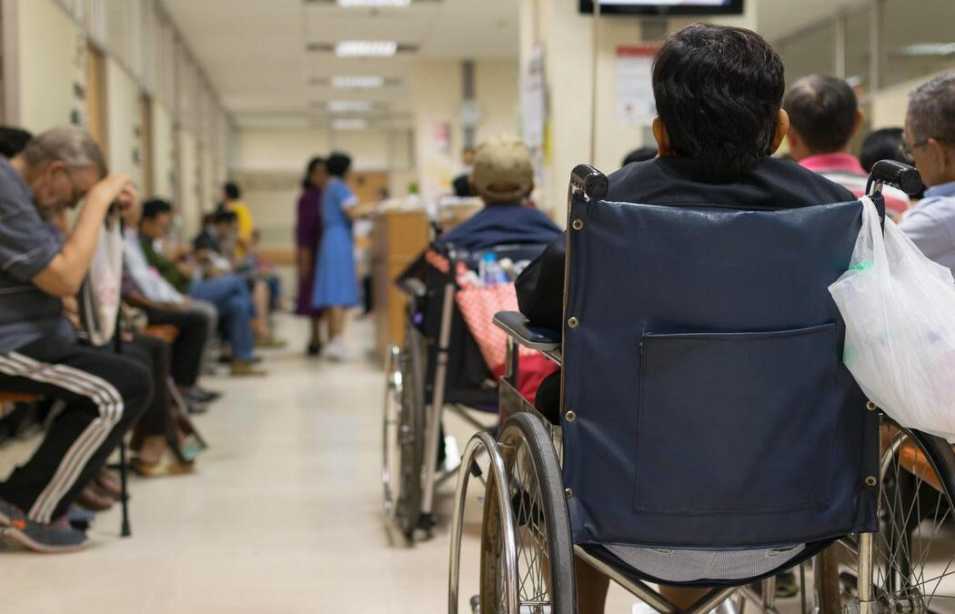 Anuncios de cierre de servicios de salud en el país agudiza la crisis del sistema.